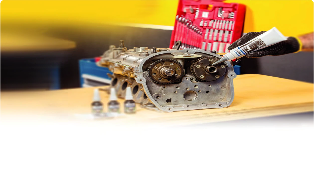 Aplicación de adhesivo industrial en componentes de motor durante mantenimiento mecánico